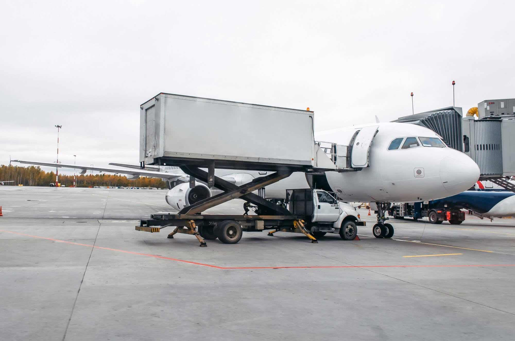Flugzeug am Flughafen vorbereitet für Rückführung Verstorbener zur islamischen Bestattung im Heimatland
