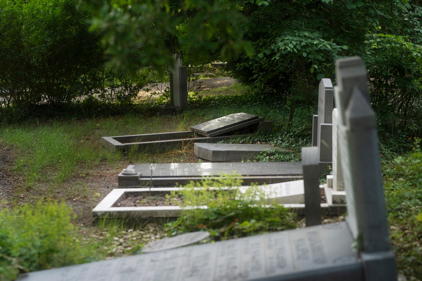 Muslimische Grabsteine auf deutschem Friedhof im Freien wetterabhängige islamische Bestattungsform ohne Sarg